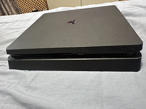 PlayStation 4 slim (2 foto / 8)