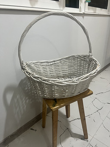 Белая, овальная корзина из соломки