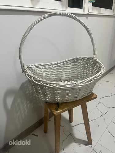 Белая, овальная корзина из соломки