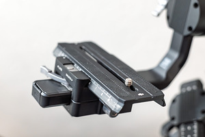 DJI RONIN S + FOCUS MOTOR + HANDLE + BATTERY MOUNTING (4 foto / 8)