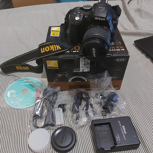 Цифровая зеркальная камера Nikon D5300 с объективом AF-P 18-55 мм.