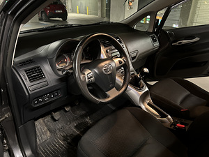 Toyota Auris (7 фото из 11)