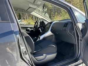 Toyota Auris (3 фото из 10)