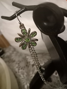Statement flower earrings with green crystals and chains. (5 foto / 10)