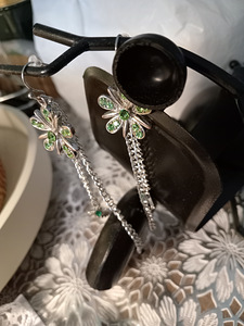 Statement flower earrings with green crystals and chains. (6 foto / 10)