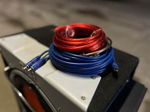 Gas 600w kompaktne subwoofer + Soundwave võim + kaabeldus (2 foto / 2)