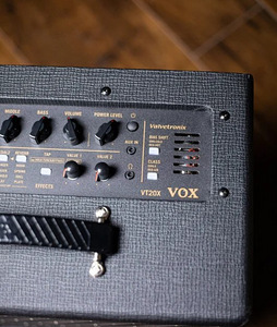 Комбик/ гитарный усилитель VOX Valvetronix (5 фото из 7)