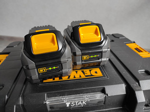 DeWalt DCS576T2; 54 В; Аккумулятор 2x6,0 Ач (5 фото из 7)