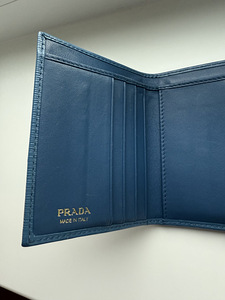 Кошелек Prada оригинал (2 фото из 4)