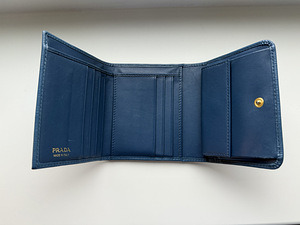 Кошелек Prada оригинал (3 фото из 4)