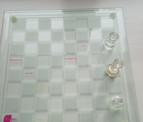 Стеклянная шахматная доска