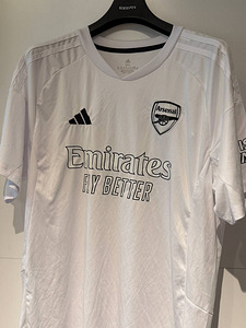 Arsenal no more red jersey (1 foto / 3)