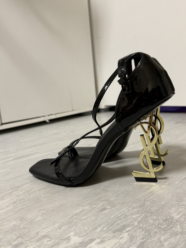 Yves Saint Laurent — luksuslikud sandaalid ikoonilisel kontsal