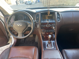 Автомобиль Infiniti EX35 (7 фото из 9)