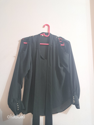 Սև գույնի բաց ուսերով բլուզ, քարերով կոճակներով (3)