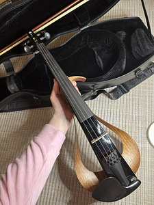 Yamaha YEV104 Electric Violin (2 foto / 3)