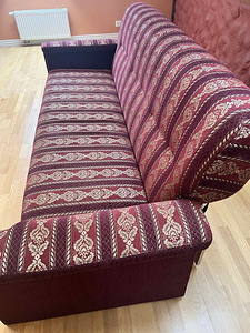 Beautiful burgundy striped sofa bed with ornate pattern – li (1 foto / 2)