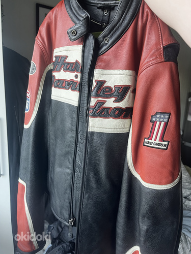 Женская кожаная мотоциклетная куртка Harley-Davidson.