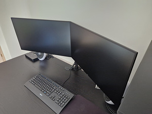 Два монитора Dell U2717D + Dell U2719D и держатель (3 фото из 10)