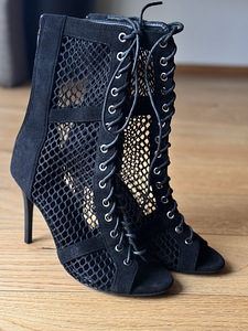 Uued Heels kingad ja a'la Versace. (2 foto / 2)