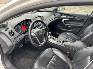 Opel Insignia (8 фото из 10)