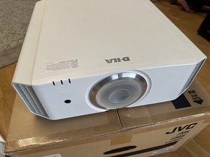 JVC DLA-X500RWE 3D+4K Kodukino Projektor (4 foto / 10)