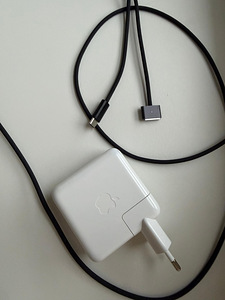 Macbook Power adapter 70W от MacBook Pro M3 Pro (оригинал) (3 фото из 5)