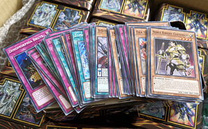 1000 оригинальных карт Yu-Gi-Oh! + Tin коробки! (1 фото из 3)