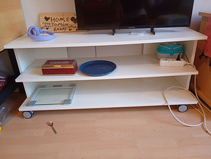 Valkoinen Tv-taso (1 valokuva sivusta 2)