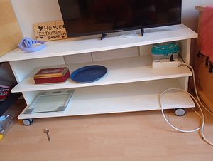 Valkoinen Tv-taso (2 valokuva sivusta 2)