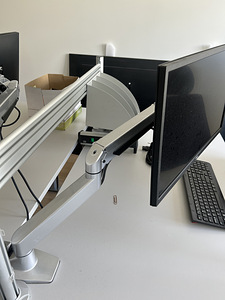 Monitori Lauakinnitus isku (3 foto / 3)