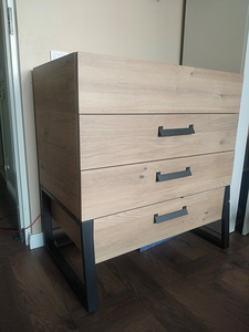Magamistoa mööbli komplekt (voodi, öökapp, kummut) (3 foto / 3)