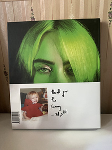 Продам книгу o Billie Eilish (2 фото из 3)