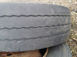 Резина с дисками 245/70R19.5 (2 фото из 3)