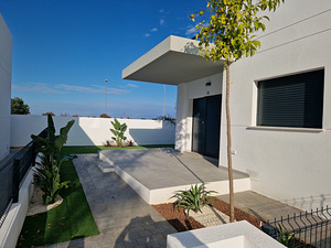 3 magamistoaga bungalo Hispaania idarannikul (3 foto / 13)