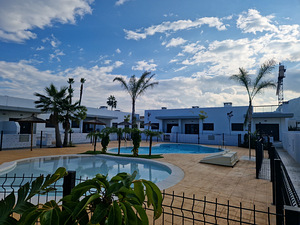 3 magamistoaga bungalo Hispaania idarannikul (13 foto / 13)