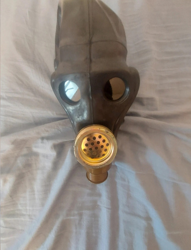 Must gaasimaski kiiver-mask