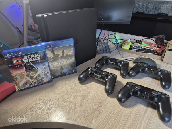 Playstation 4 slim 1TB, 4 dualshock controllers, 2 games
