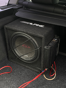 Subwoofer Alpine 12" 800W SBG-12BR + MRP-M350 (1 foto / 1)