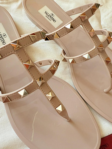 UUED Valentino Garavani rockstud plätud (2 foto / 3)