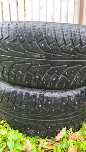 Naelrehvid 2 tk Nokian 275/40R20 (2 foto / 2)