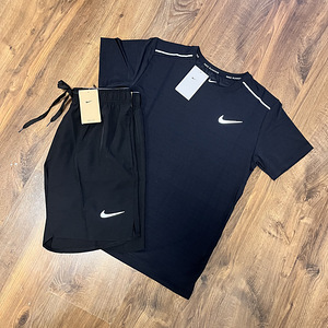 Full Black Nike Miler Set Shorts and Shirt Active wear (1 foto / 3)