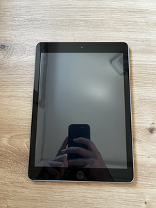 iPad 5th gen (1 foto / 4)