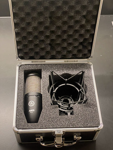 AKG P220 mikrofon šokimäounti, XLR-kaabli ja pop-filtriga (4 foto / 4)