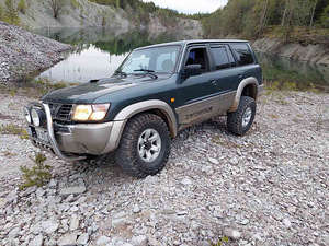 Nissan Patrol (9 foto / 15)