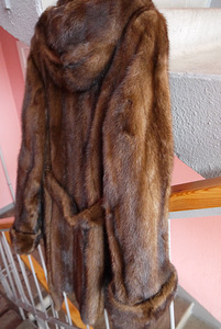 Nirkse kapuutsiga ja vööga kasukas, suurus S (4 foto / 10)