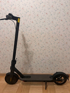 Продам Электросамокат Xiaomi Mi Electric Scooter Essential (4 фото из 4)