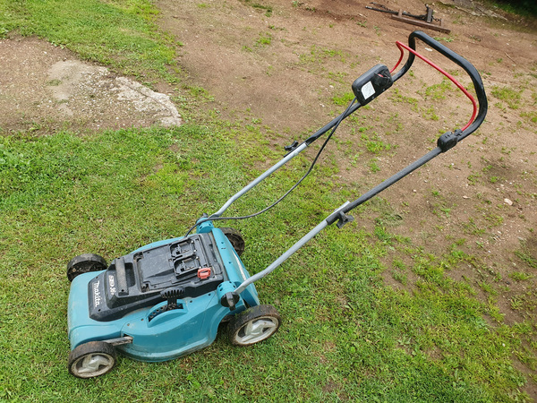 Аккумуляторная газонокосилка Makita DLM380