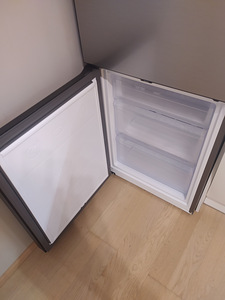 Холодильник Samsung (4 фото из 6)
