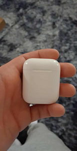 Apple AirPods (2 фото из 2)